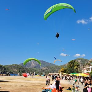 Ölüdenizde Yamaç Paraşütü ile Gökyüzü Dansı